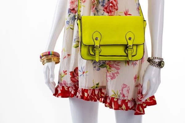Manequim feminino com bolsa de limão . — Fotografia de Stock