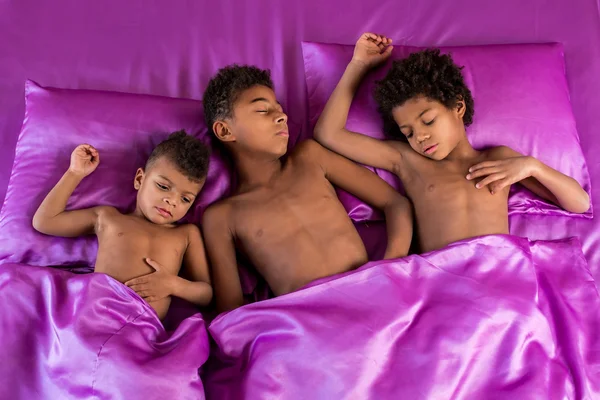 Três afro meninos na cama . — Fotografia de Stock