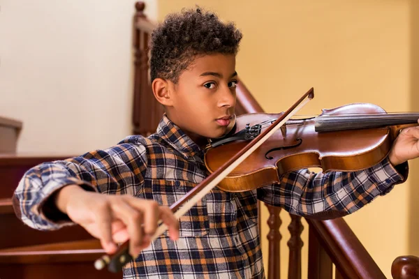 Black kid playing violin. — Stock Photo, Image