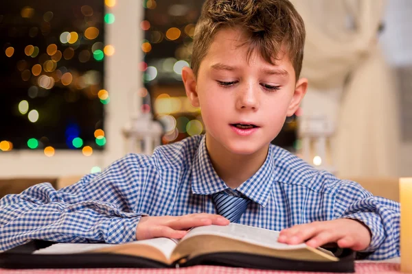 Boy reads a thick book. — Stock Photo, Image