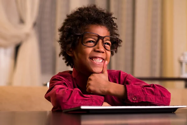 Bułka chłopiec na klawiaturze śmiejąc się. — Zdjęcie stockowe
