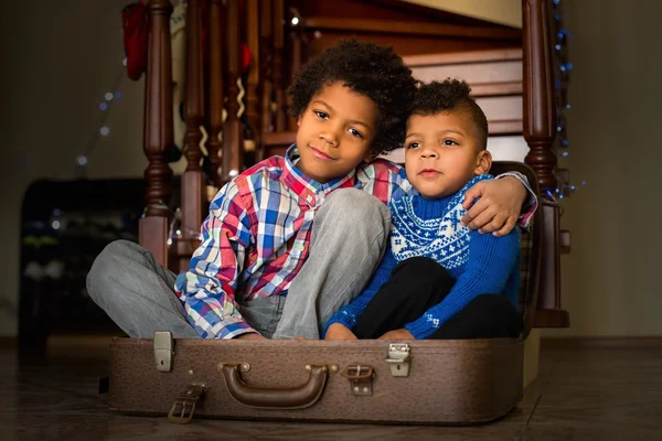 Dwóch chłopców siedzi w środku walizka. — Zdjęcie stockowe