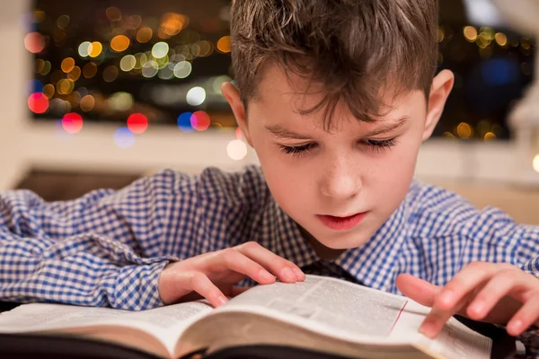 Enfant lisant un livre épais . — Photo