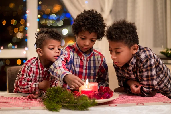 Preto meninos luz velas de Natal . — Fotografia de Stock