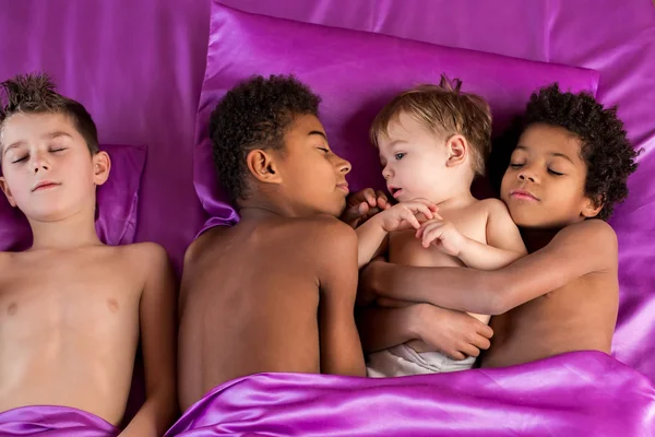 Black boy hugs european toddler. — Stock Photo, Image