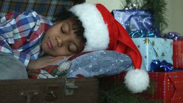 Niño feliz durmiendo dentro de la maleta . — Vídeos de Stock