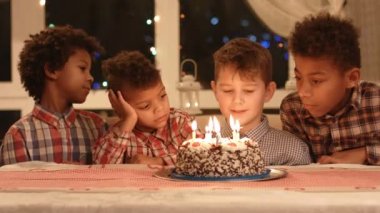 Grup çocuk pasta yanında.