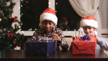 Noel hediyesi ile iki erkek.