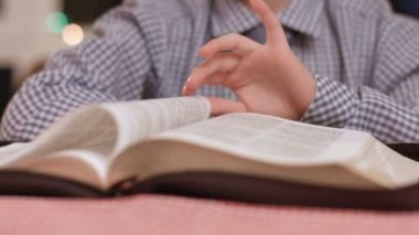 Erkekler kitap sayfalarını çevirir.