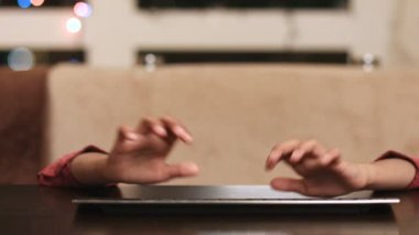 Afro çocuklar elleri metin yazın.