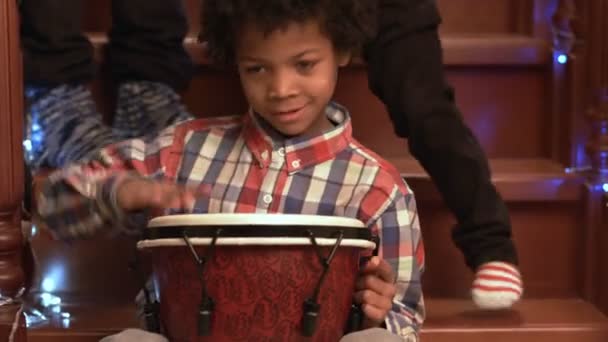 Entusiástico menino de pele escura tocando tambor . — Vídeo de Stock