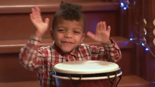 Afro dítě hraje na bicí.