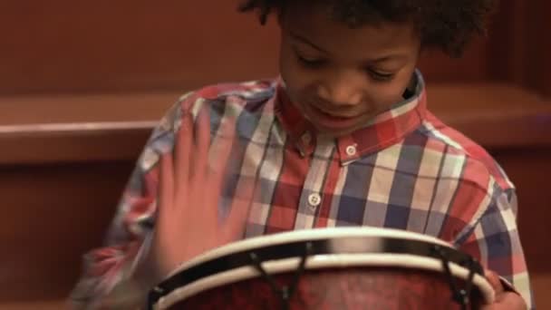 Jovem baterista afro nas escadas . — Vídeo de Stock