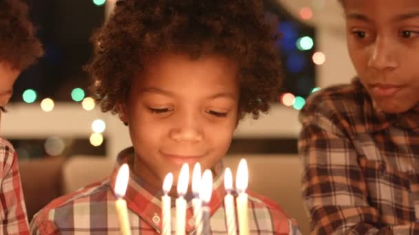 Black children with birthday cake. — Stock Video