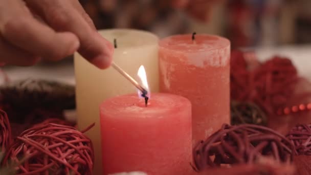 Childs hand verlichting Kerst kaarsen. — Stockvideo