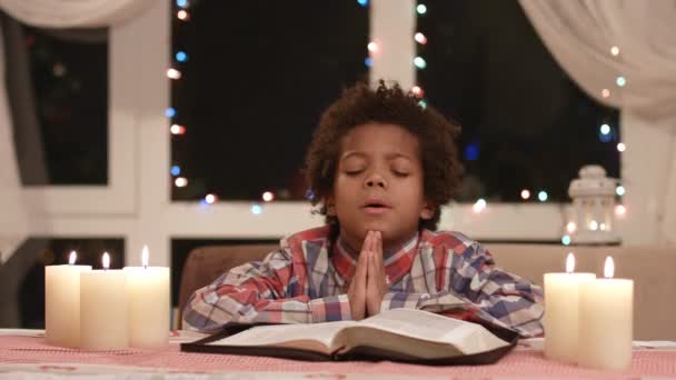 Afro παιδί προσεύχεται. — Αρχείο Βίντεο
