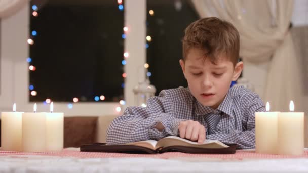 Niño leyendo libro en voz alta . — Vídeos de Stock