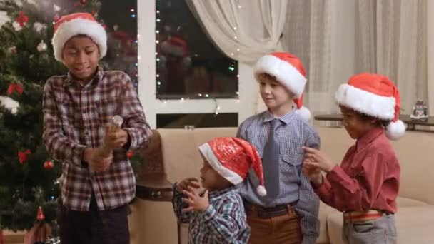 Bambini spaventati dal petardo di Natale . — Video Stock