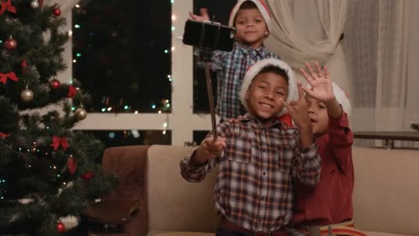 Troje dzieci wziąć Boże Narodzenie selfie. — Wideo stockowe
