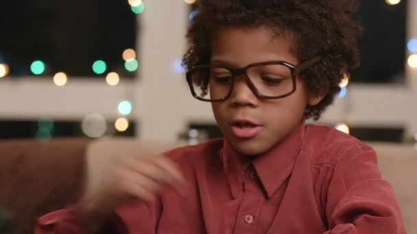 Niño negro escribiendo en el teclado . — Vídeos de Stock