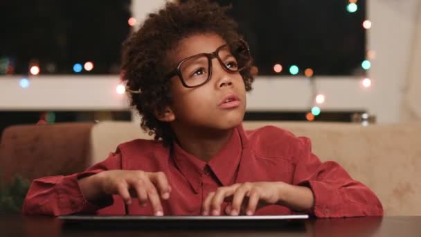 Niño frustrado sentado en el teclado . — Vídeo de stock