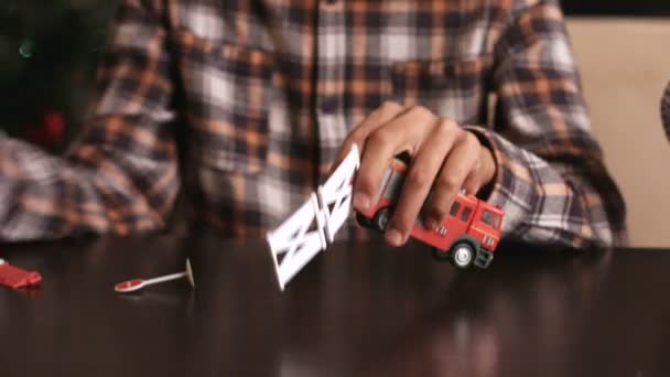 Niño jugando con camión de bomberos . — Vídeos de Stock