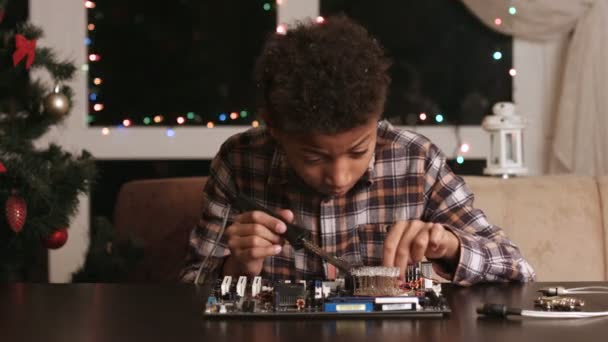 Afro boy memperbaiki motherboard . — Stok Video