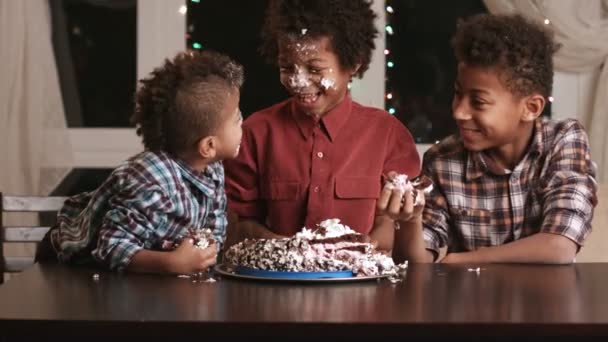 Afro chicos cara rompiendo pastel . — Vídeo de stock