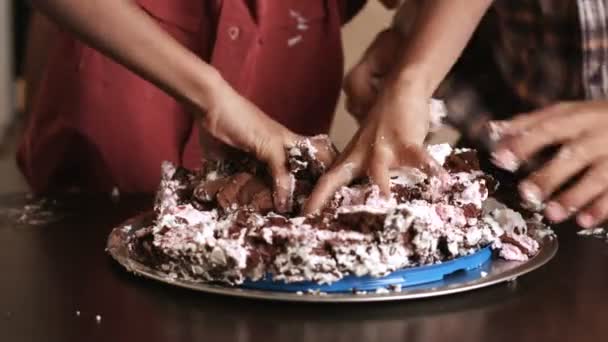 Mains d'enfants détruisant gâteau . — Video