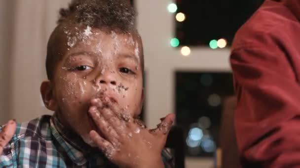 Niño desordenado manchado de pastel . — Vídeo de stock