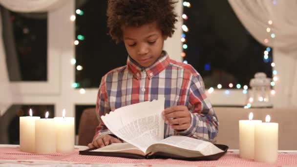 Mulat chlapec otáčení stránky knihy. — Stock video
