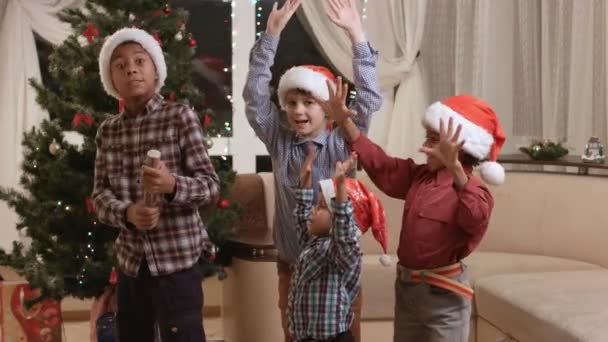 Darkskinned barn som använder jul petard. — Stockvideo