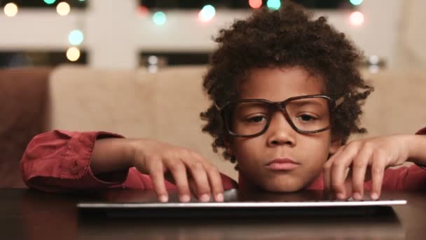 Niño en el teclado expresando la felicidad . — Vídeo de stock