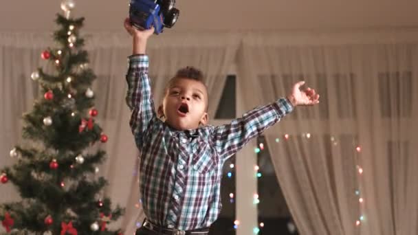 Niño disfrutando de regalo de Navidad . — Vídeo de stock