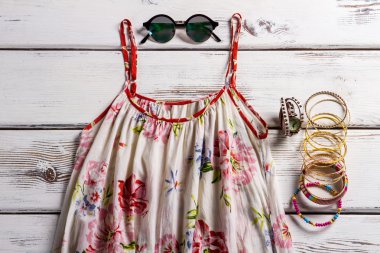 Keten sarafan ve bukalemun güneş gözlüğü.