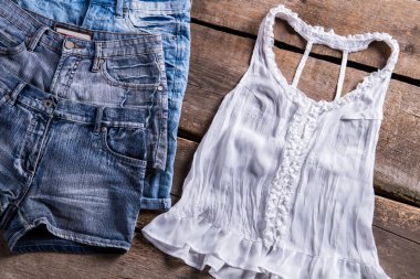 Kot şort ve beyaz bluz.