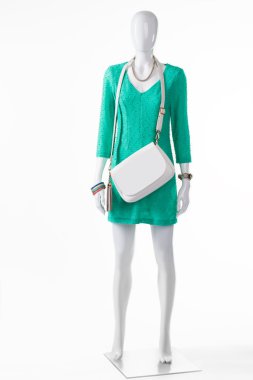 Turkuaz elbise ile beyaz çanta.