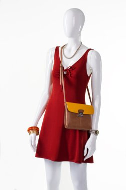 Kırmızı anahtar deliği elbise çantalı.