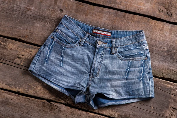 Ljus denim shorts på golvet. — Stockfoto