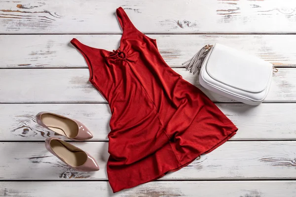 Vestido rojo y zapatos de tacón . — Foto de Stock