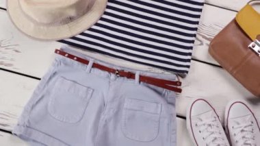 Çizgili top ile hafif şort.