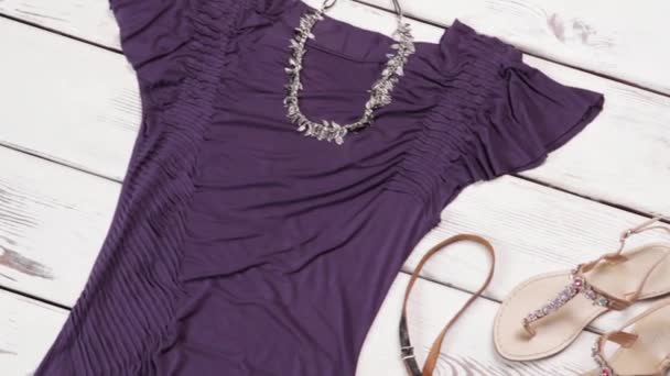 Robe et sandales violet foncé . — Video