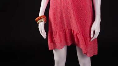 Rüzgarda kırmızı elbise.