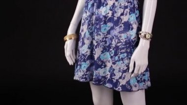 Sarafan giyen mankenin dönüyor.