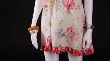 Rüzgarda çiçek sarafan.