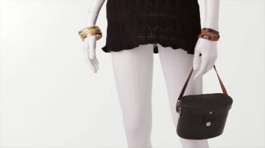 Rüzgarda karanlık elbise.