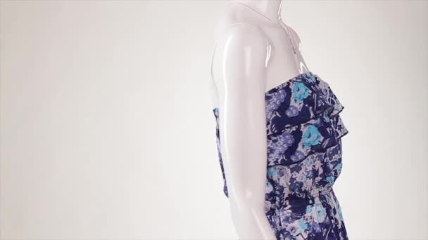 Le vent souffle sur la robe .