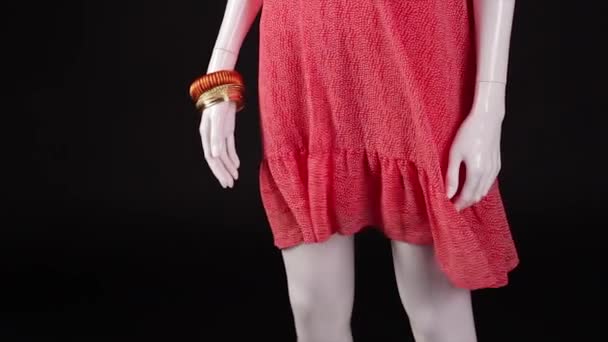 Maniquí en vestido rojo torneado . — Vídeos de Stock