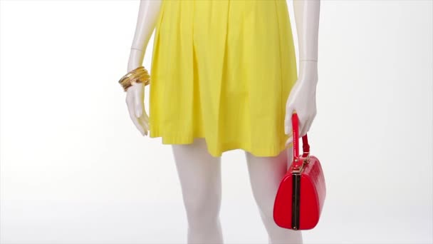 Žluté šaty ve větru. — Stock video