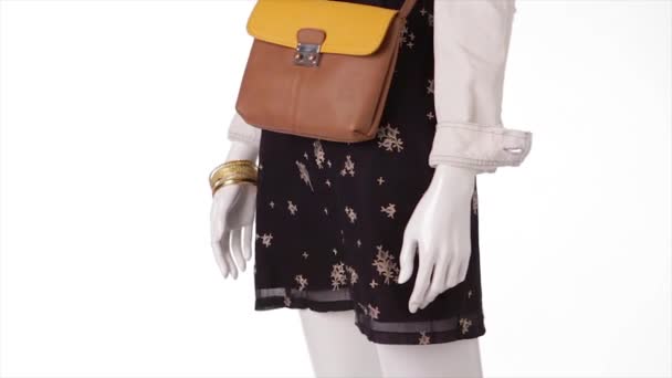 Sarafan sombre dans le vent .